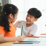 kecerdasan emosional ditandai dengan kemampuan sosial dan empati yang baik