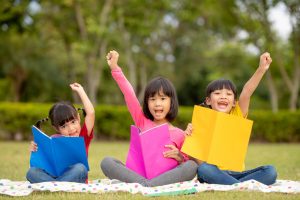 anak membaca di taman baca