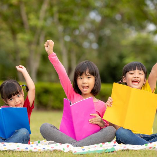 anak membaca di taman baca