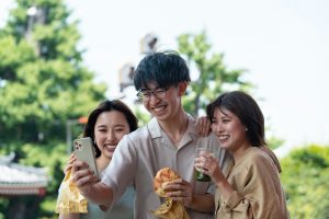 generasi z sedang melihat gadget sambil makan minum bercanda