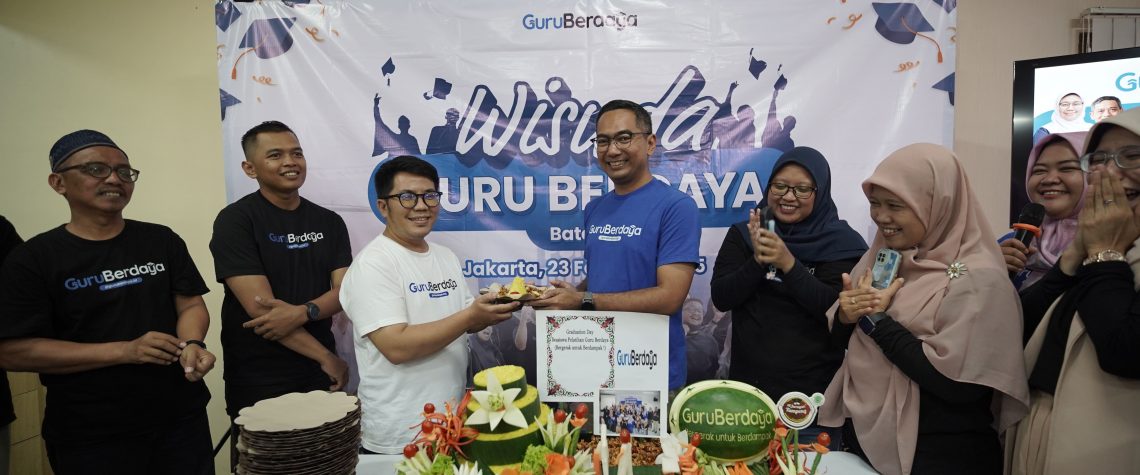 prosesi potong tumpeng pada wisuda guru berdaya