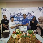 prosesi potong tumpeng pada wisuda guru berdaya