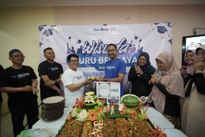 prosesi potong tumpeng pada wisuda guru berdaya