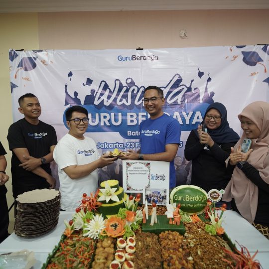 prosesi potong tumpeng pada wisuda guru berdaya