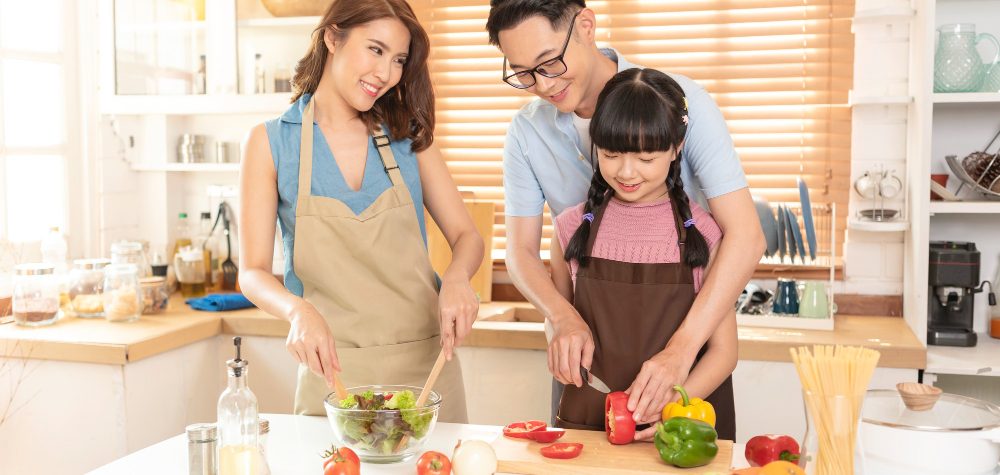 keluarga memasak bersama bisa menjadi salah satu kegiatan mendukung 7 kebiasaan anak indonesia sehat