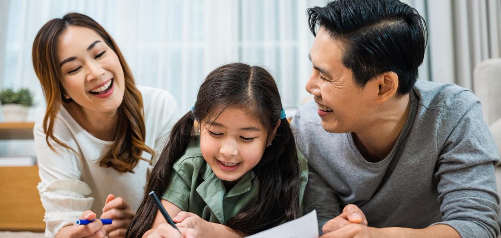 peran ayah dalam pengasuhan dan peran ibu dalam keluarga sangatlah besar