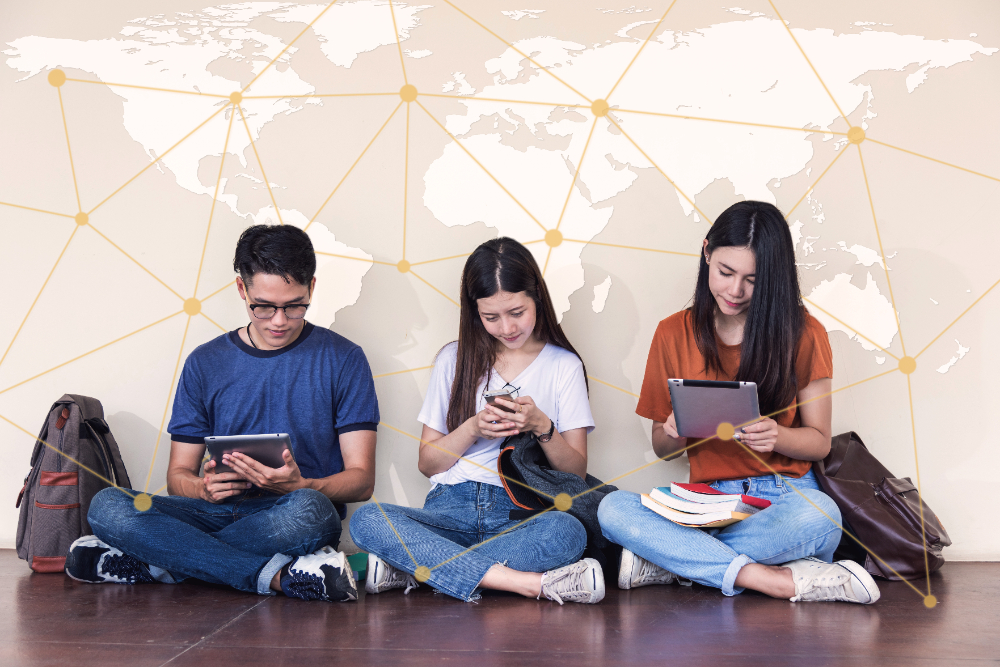 digital native dan digital immigrants biasanya terlihat dari kecakapan dan adaptasi menggunakan teknologi digital