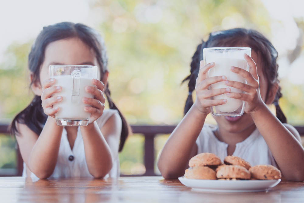 manfaat minum susu sebelum tidur sangat banyak, namun ketahui apa dampak positif dan dampak negatif konsumsi susu