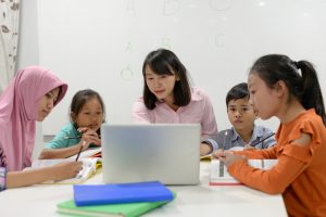peran kurikulum pada sistem dan pelaksanaan pendidikan sangatlah penting