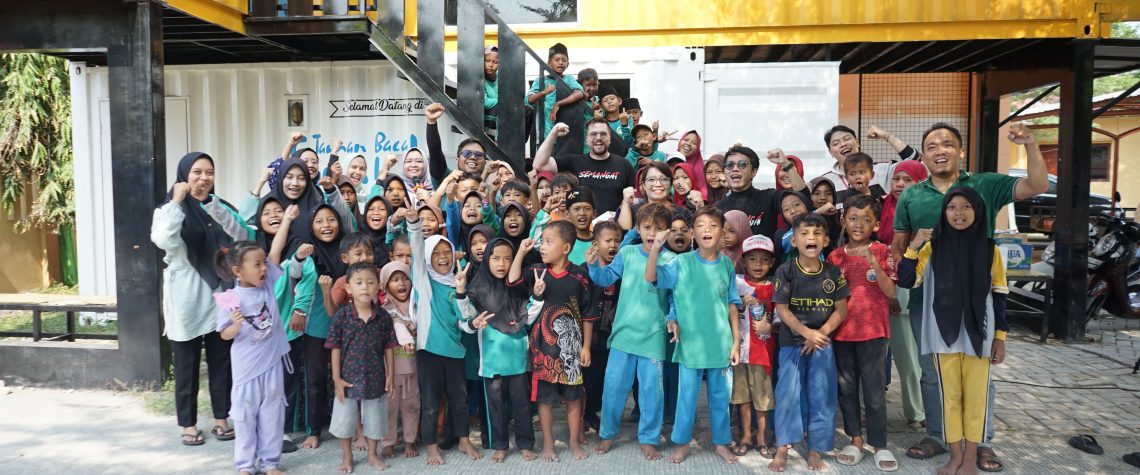 relawan yayasan bangun kecerdasan bangsa di taman baca cerdas muara gembong, bekasi