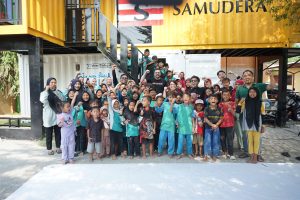 relawan yayasan bangun kecerdasan bangsa di taman baca cerdas muara gembong, bekasi